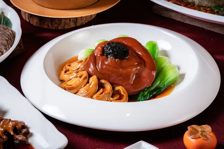 膠質豐富、寓意富貴圓滿的「鮑汁極品鮑魚扣圓蹄」，入口即化、福氣滿盈。業者提供