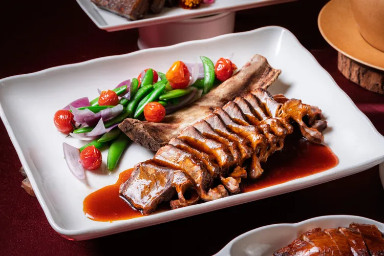 紹興炊火無骨牛小排酒香入味、層次細膩，肉質軟嫩，入口即化。業者提供