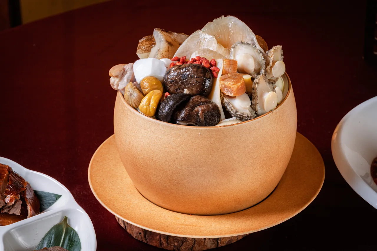 鮑參翅肚佛跳牆湯醇味厚，展現奢華豐盛的年節氣派。業者提供