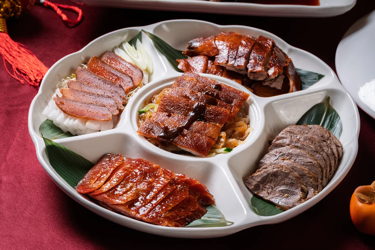 天馬賜福乳豬燒味拼盤，皮脆肉嫩、香氣四溢，揭開賀歲盛宴的華麗序章。業者提供