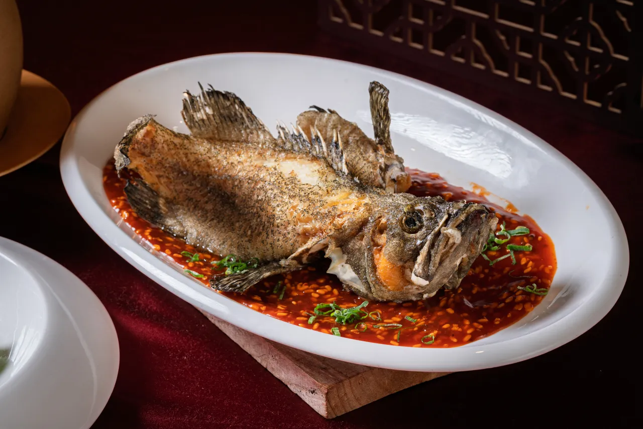 干燒酒釀龍虎斑象徵年年有餘的「干燒酒釀龍虎斑」，魚肉細緻鮮美、回韻悠長。業者提供