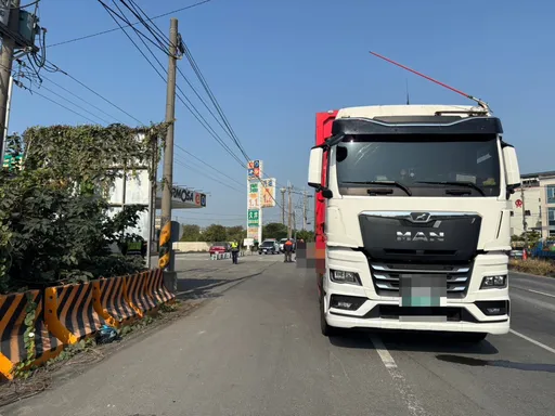 高雄路竹重大車禍！大車與機車相撞　騎士乘客2人當場死亡