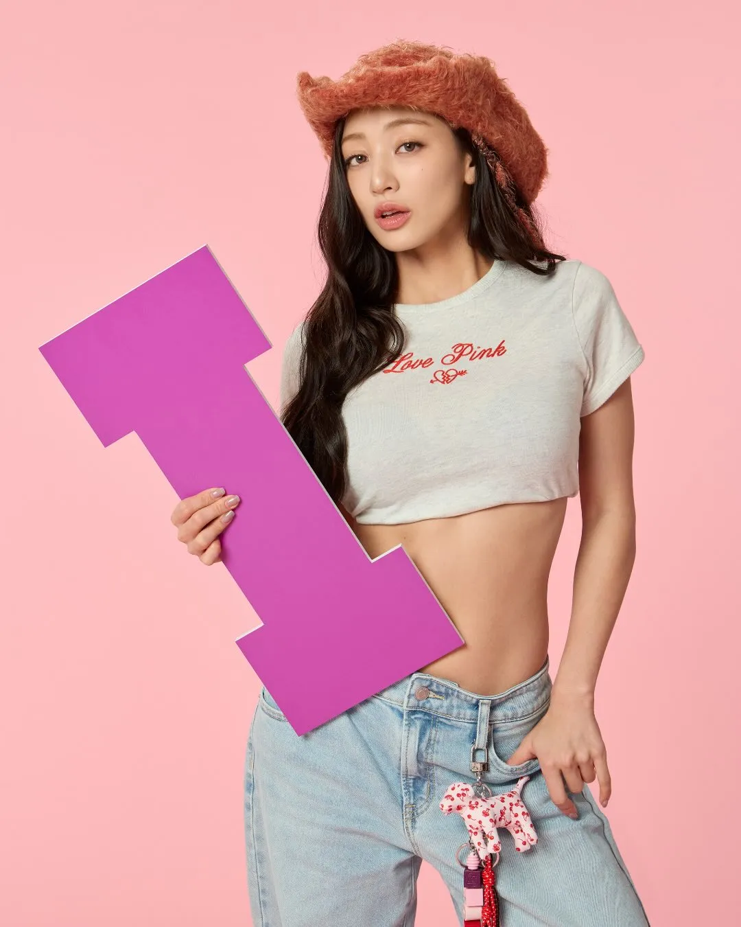 志效以短版上衣、牛仔裤的造型，示范帅气性感小男孩风。翻摄vspink IG