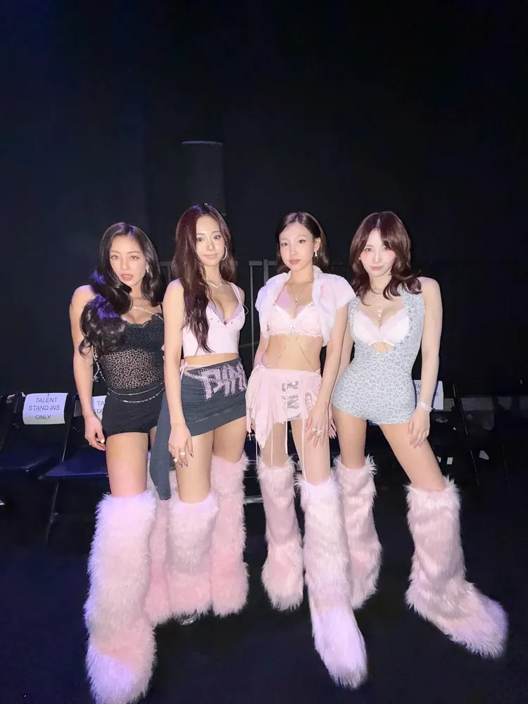 子瑜（左2）上回在維密大秀的造型相當性感。翻攝twicetagram IG