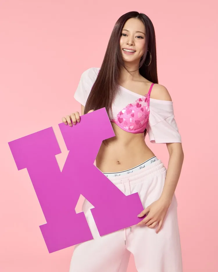 子瑜在激短上衣外疊穿粉色愛心蕾絲內衣。翻攝vspink IG