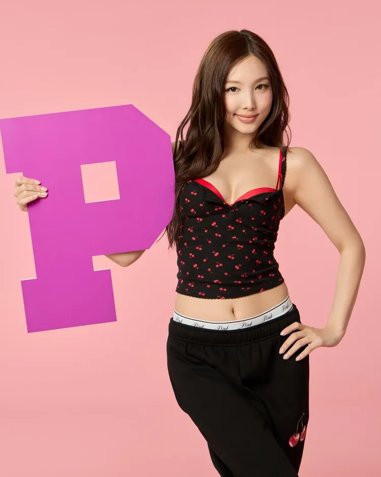 娜璉以黑色櫻桃圖案吊帶背心內搭紅色內衣。翻攝vspink IG