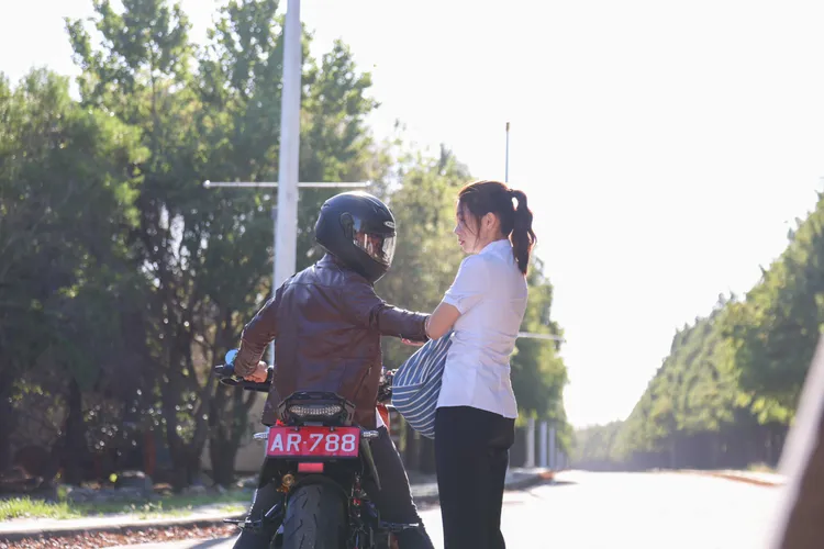 曾子益（左起）伸手拉曾智希，讓內衣全露，突破性演出成為話題焦點。民視提供