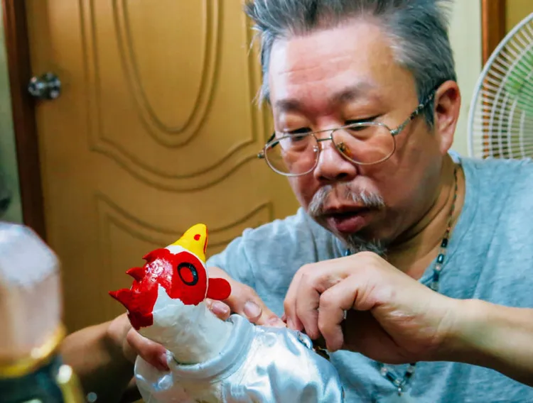 蔡爾容藝師製作紙塑作品。國家文化資產網提供