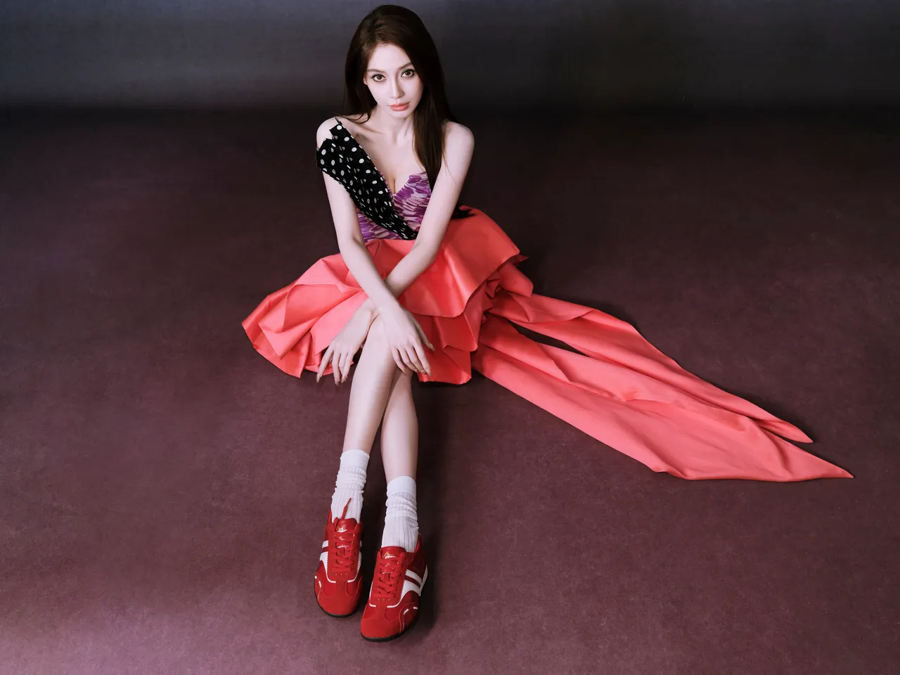 粉絲怪罪Angelababy造型團隊，認為這身高訂裝和運動鞋很不搭。翻攝楊穎工作室微博