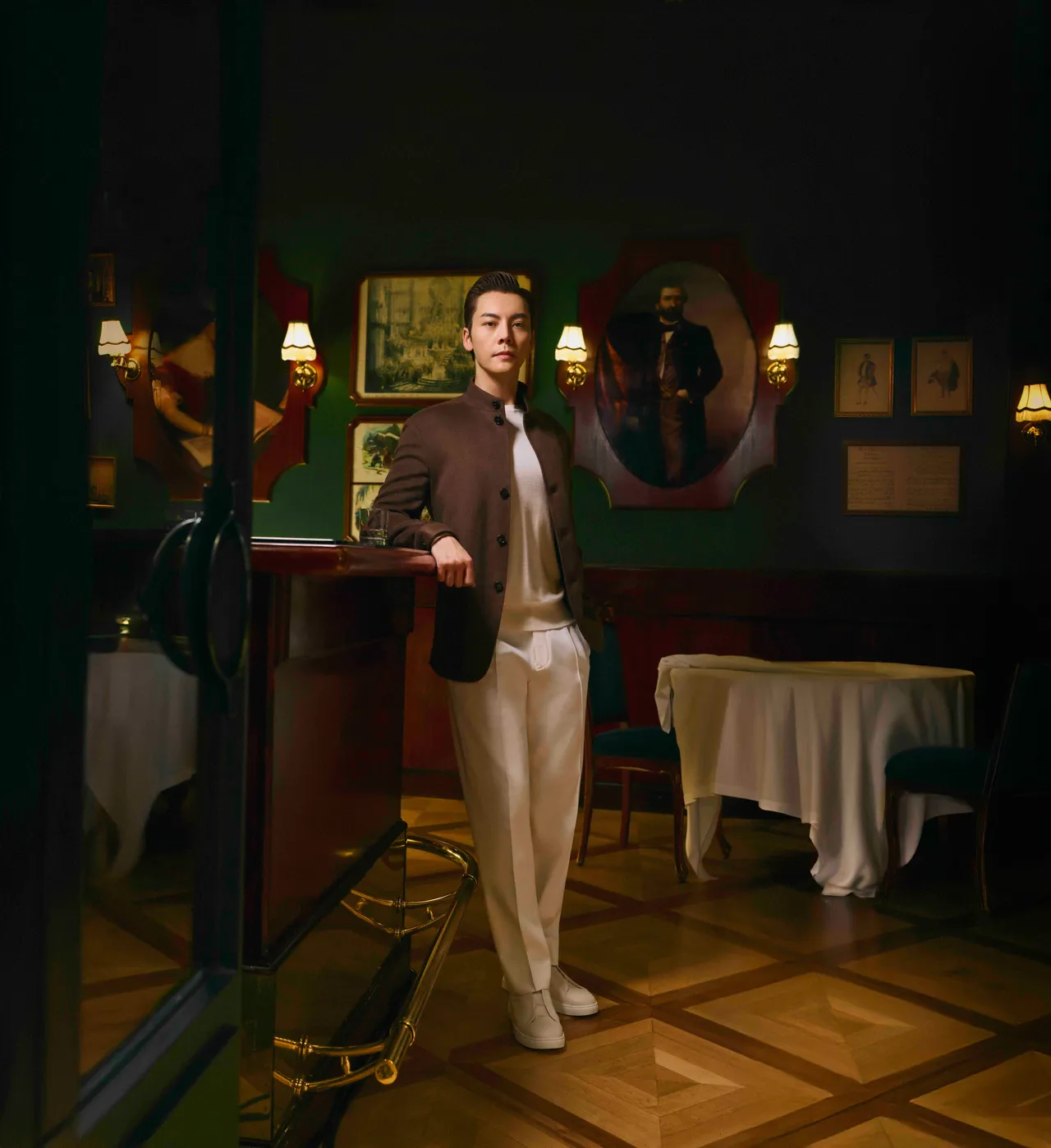 陳偉霆以深咖啡色立領外套搭配俐落白色休閒長褲，穿出洗鍊又不失溫度的都會質感。品牌提供