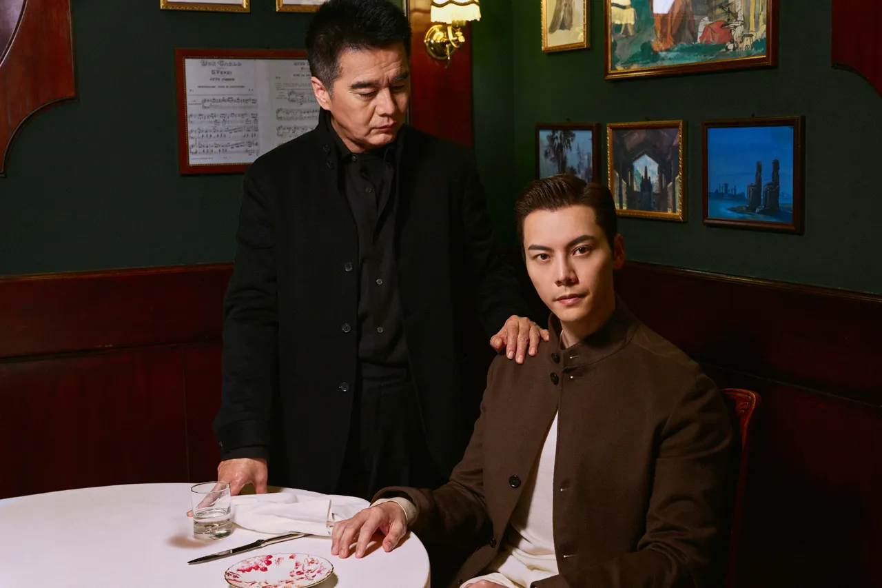 陳偉霆（右）與許亞軍（左）以「父子」身份拍廣告。品牌提供