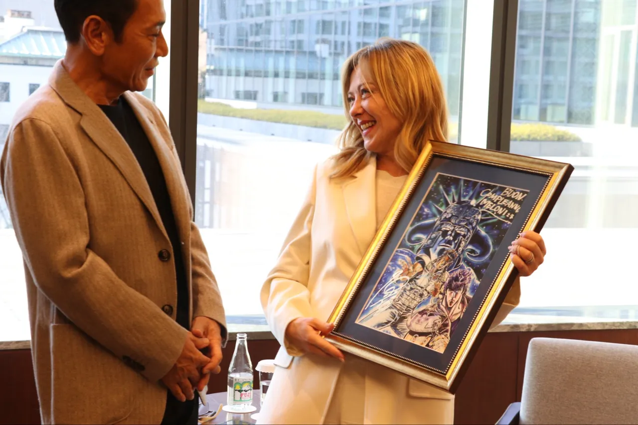 梅洛尼開心收下大禮。翻攝自原哲夫臉書