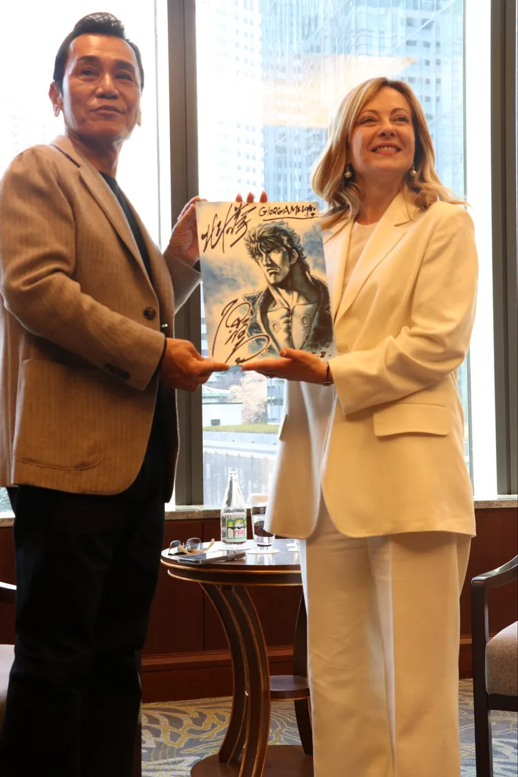 梅洛尼（右）與原哲夫（左）合影。翻攝自原哲夫X