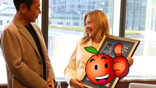 鐵娘子秒變迷妹！訪日見「漫畫大神」燦笑收簽名畫　百萬網友羨慕