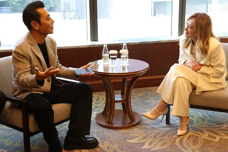 2人相談甚歡。翻攝自原哲夫X