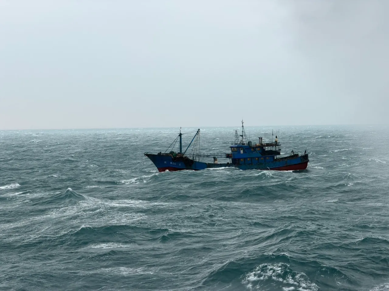 海巡署发现越界的中国渔船。海巡署提供