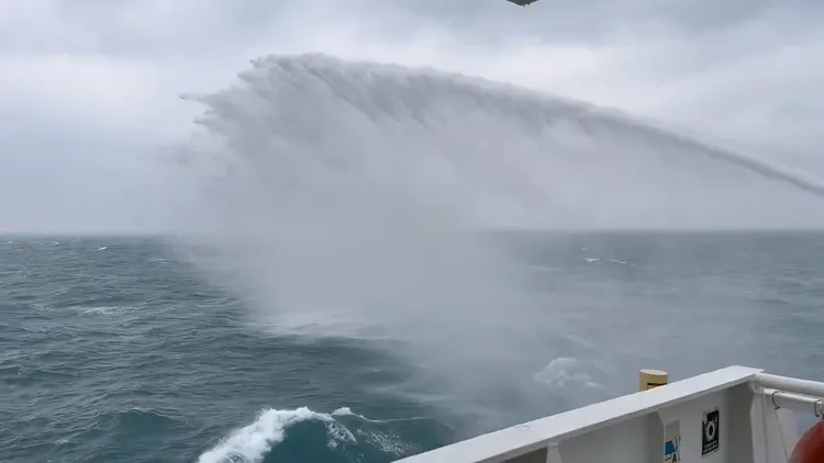 海巡署宜蘭艦以水砲驅離越界的中國漁船。海巡署提供