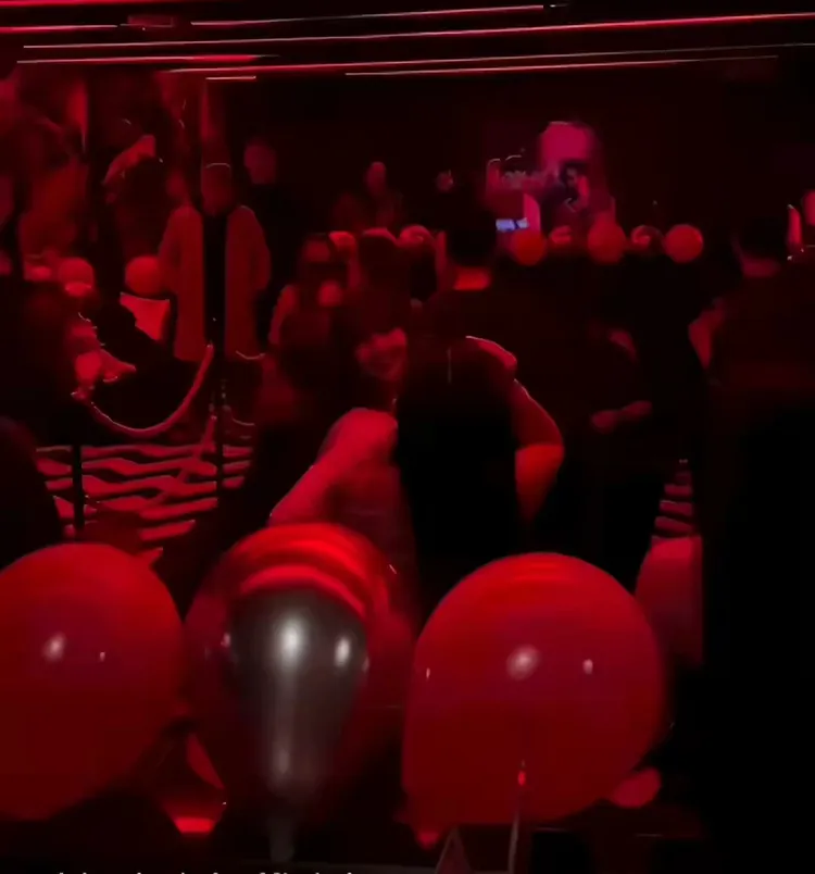 Lisa也受邀到Jennie的慶生派對狂歡。翻攝X