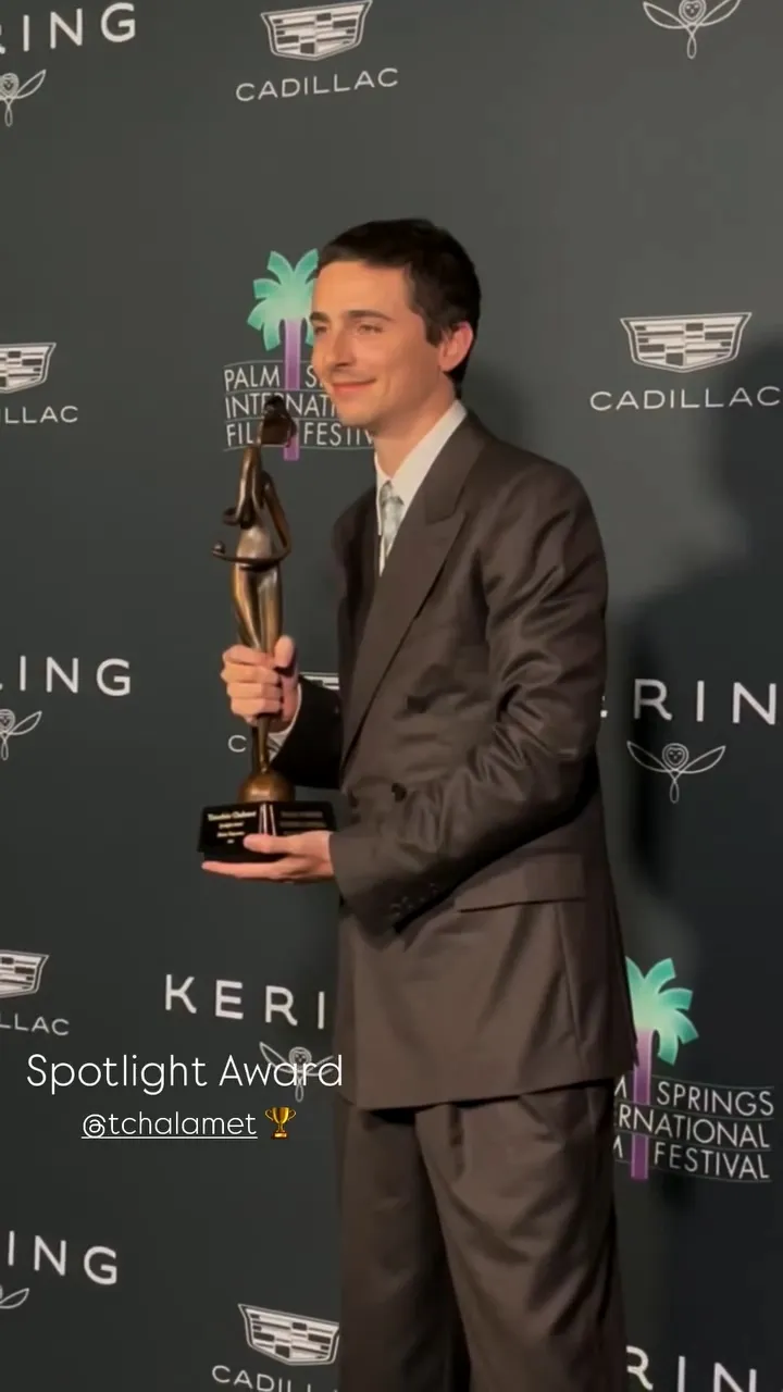 提摩西夏勒梅捧著獎盃拍照。翻攝psfilmfest IG