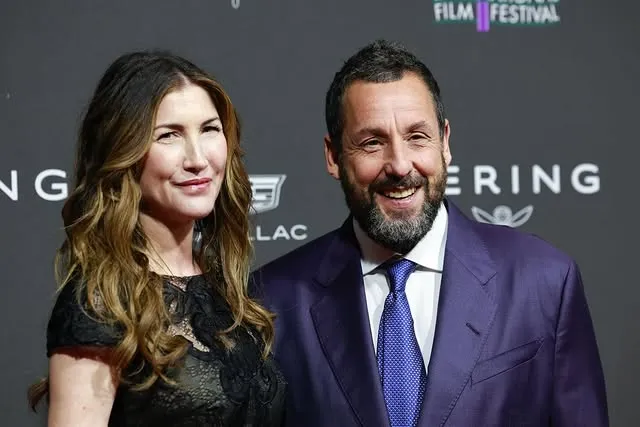 亞當山德勒（右）偕妻子現身。翻攝psfilmfest IG