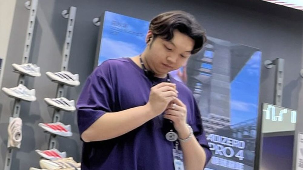 21歲女逛愛迪達試褲子 竟被2陸客1店員兩度扯布簾看春光