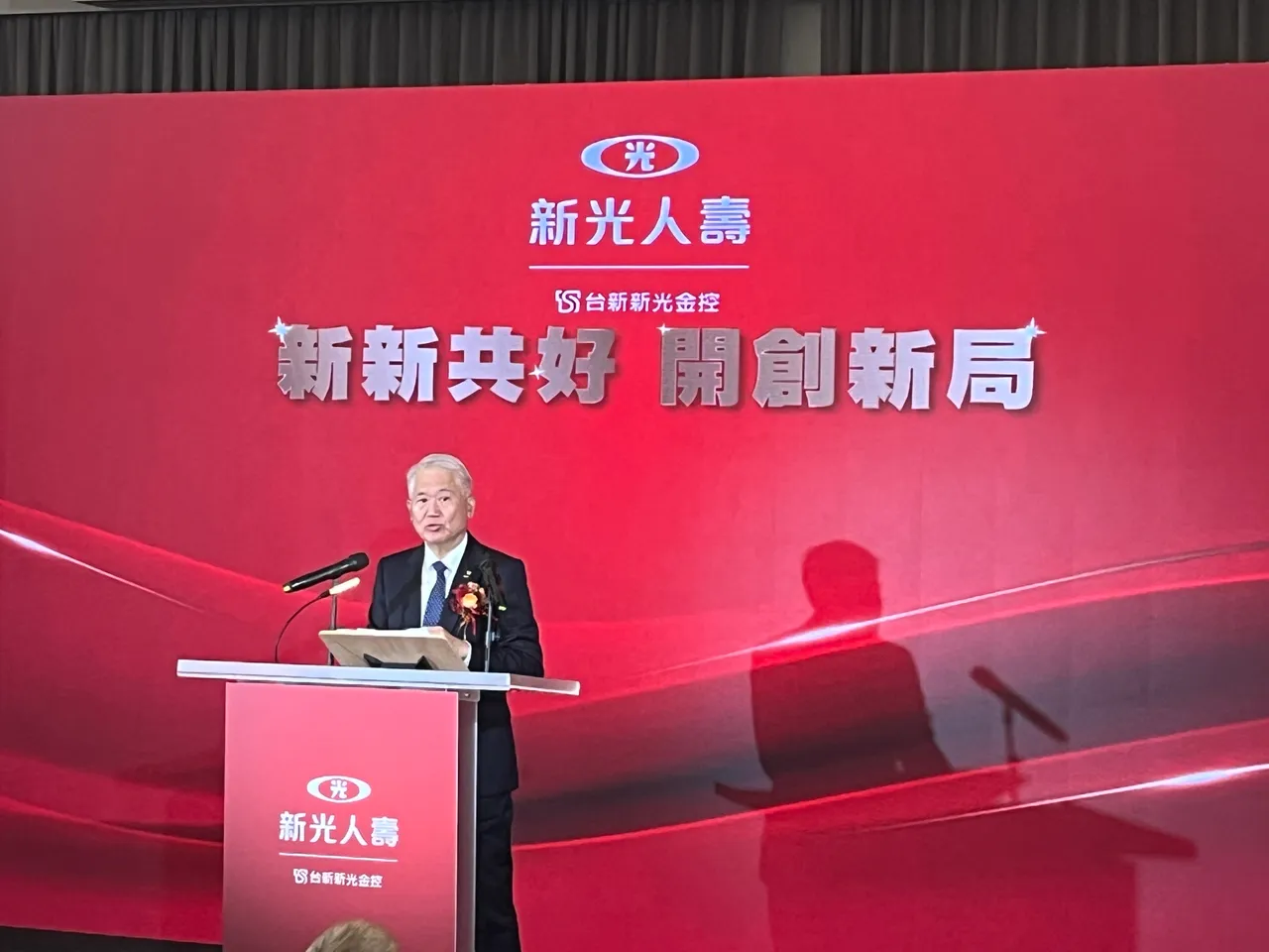 新光人寿董事长魏宝生说，合并后公司净值显著提升，不仅有助因应未来市场波动，资产亦得以重新以公允价值认列，提升资产配置与重分类的策略弹性。周奕豪/摄