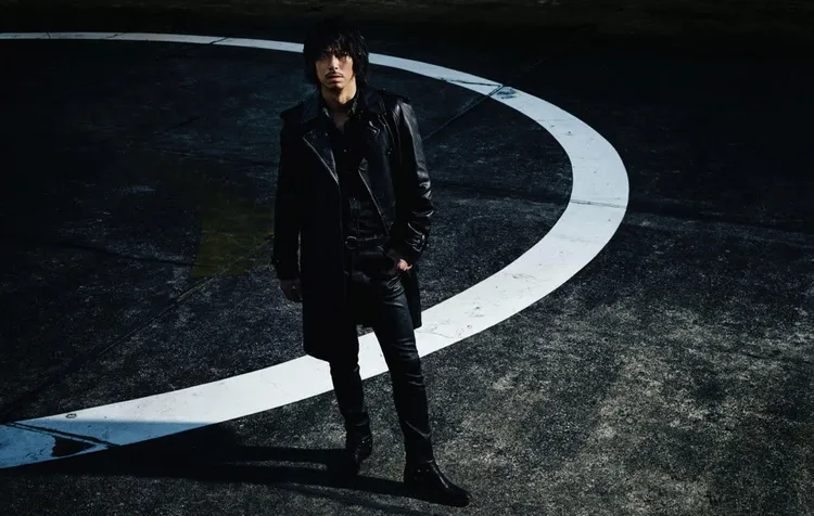 AKIRA飾演琥珀的髮型，靠著每天潑鹽水營造出乾燥、帶有塵土的感覺。翻攝HiGH&LOW官網