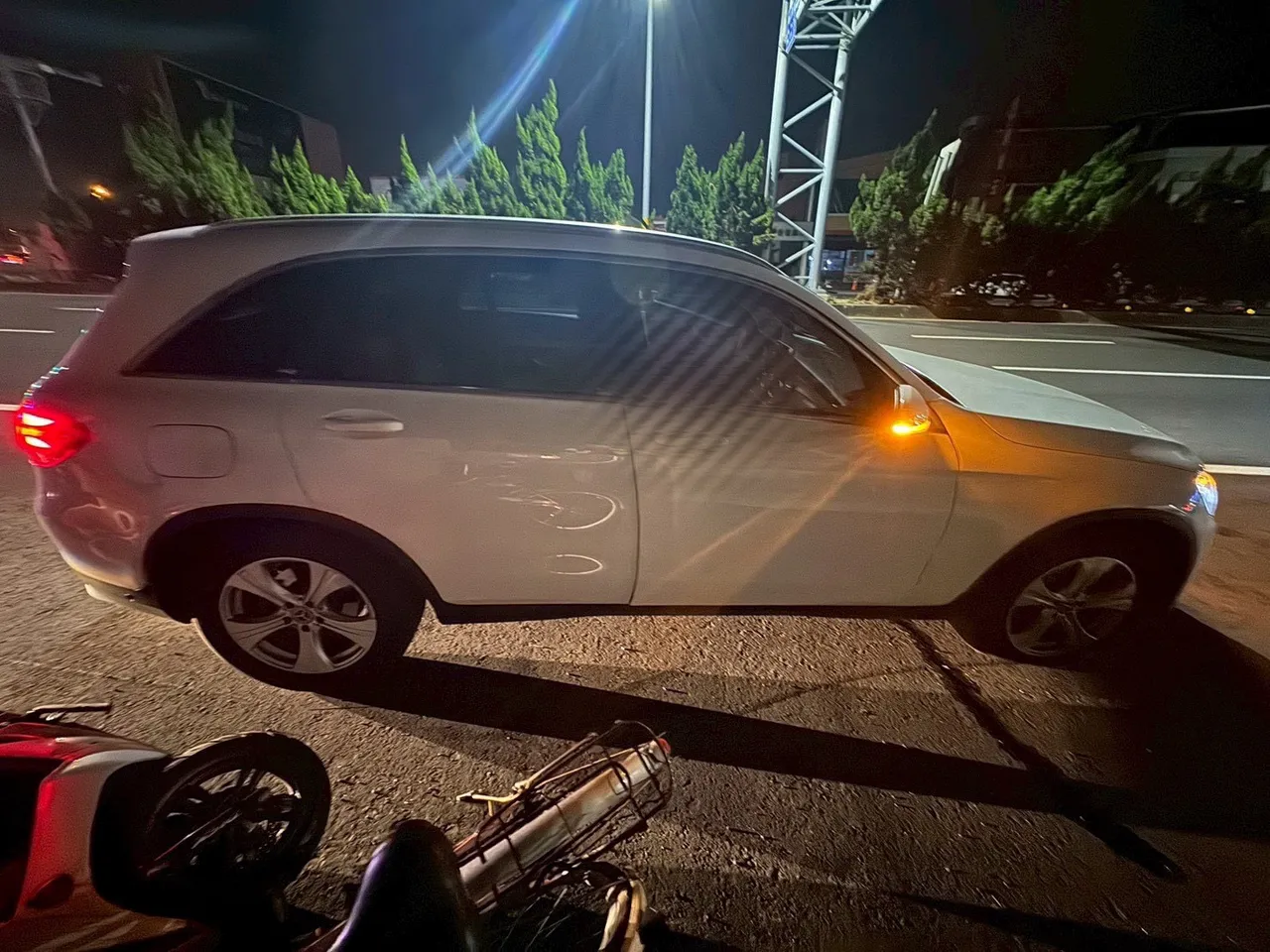 賓士女駕駛稱誤認車道才肇事。民眾提供