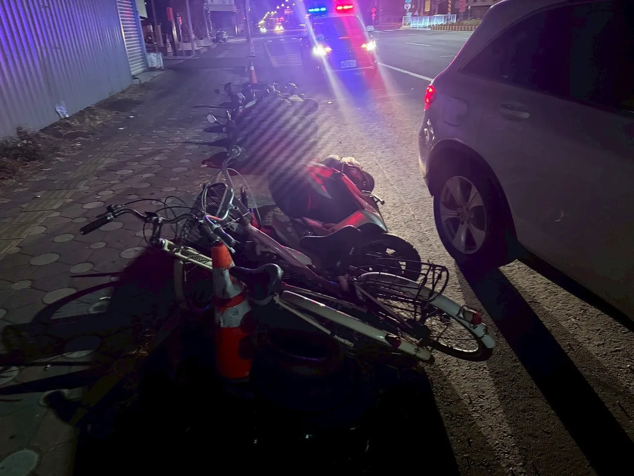 停在路邊的4輛機車被撞。民眾提供