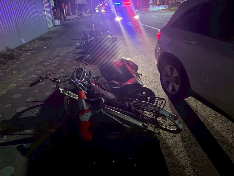 停在路邊的4輛機車被撞。民眾提供