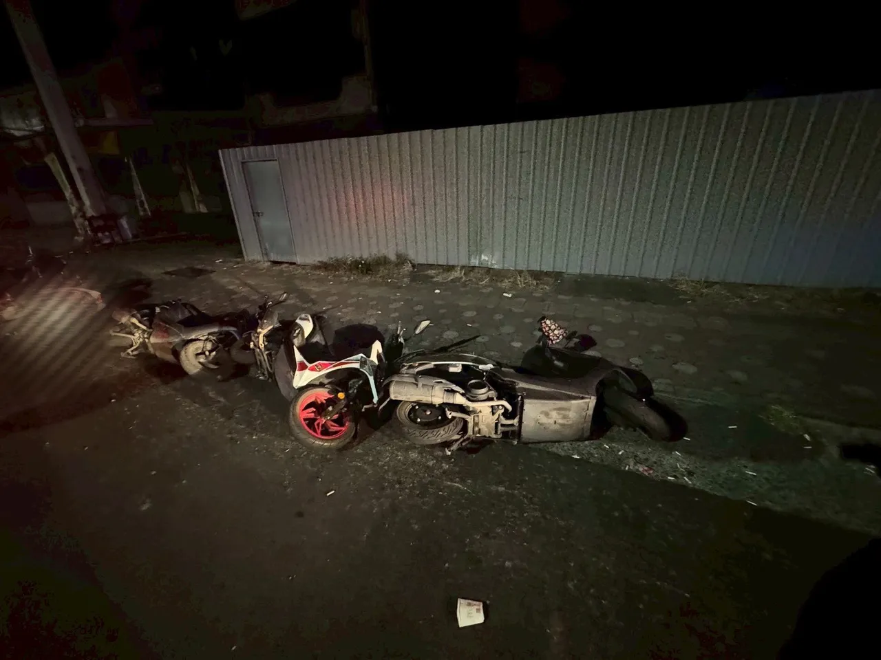 被撞機車倒成一排。民眾提供