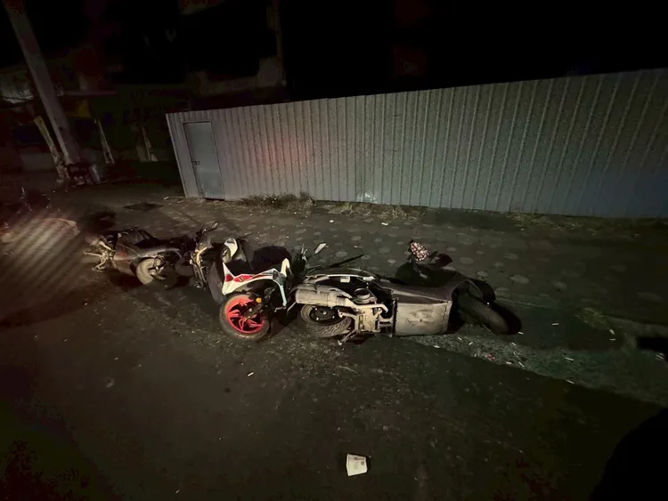 被撞機車倒成一排。民眾提供