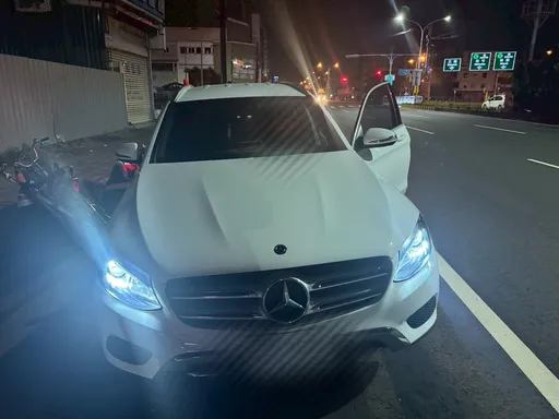 苗栗賓士女駕駛疑未停妥急下車　「半開車門」滑行連撞4車