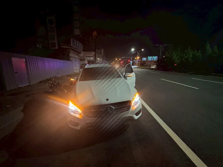 賓士車疑路邊停車不慎肇事。民眾提供
