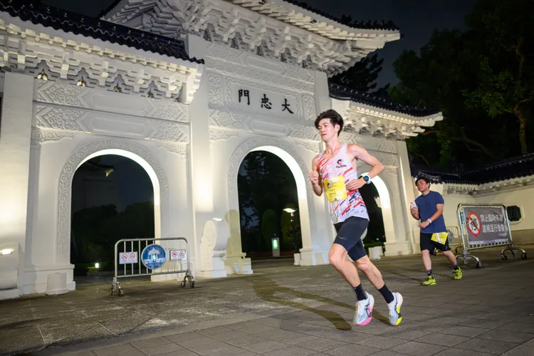 Wings for Life沒有指定的里程，2025年賽事由黃毓軒突破全馬距離，以46.81公里拿下台灣男子組冠軍。Red Bull提供