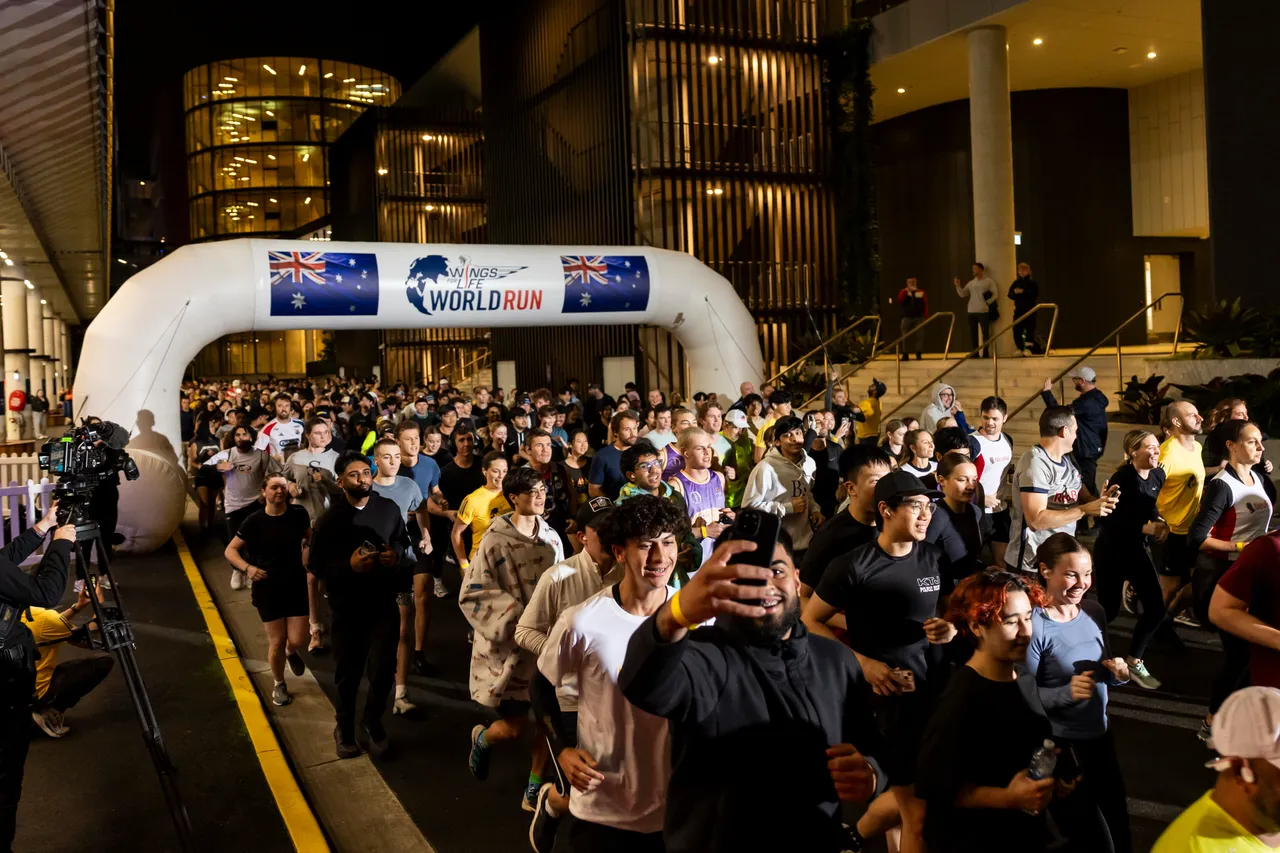 Wings for Life公益路跑的特色是汇集全球跑者同时间起跑，2025年共有191个国家、超过31万名跑者参与。Red Bull提供
