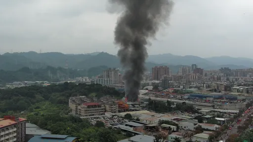 中和民享街仓库大火！浓烟窜出　环保局吁5区紧闭门窗