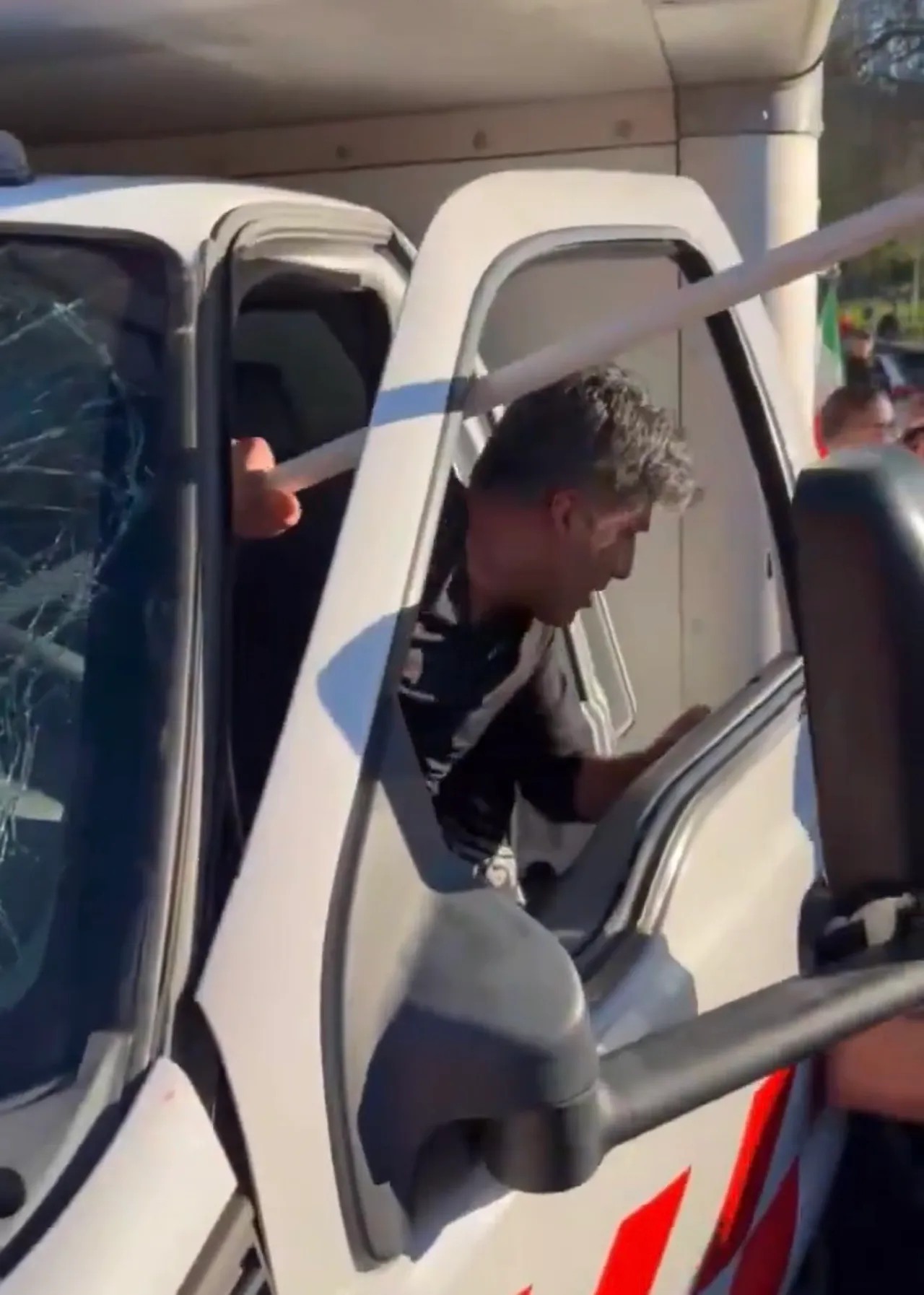 司机被警方逮捕。翻摄自X