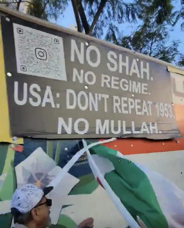 貨車上標語可推測是司機是衝著遊行群眾而來。翻攝自X