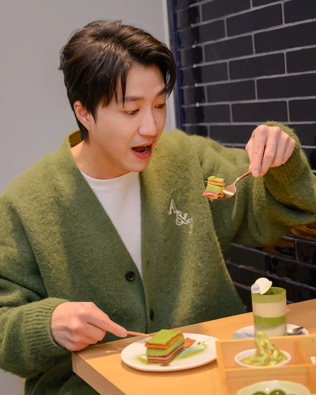 身為資深「抹茶控」的江宏傑，特別推薦辻利茶舗TSUJIRI 與知名甜點品牌「法朋烘焙甜點坊」建立長期合作所推出的當日限定甜點。業者提供