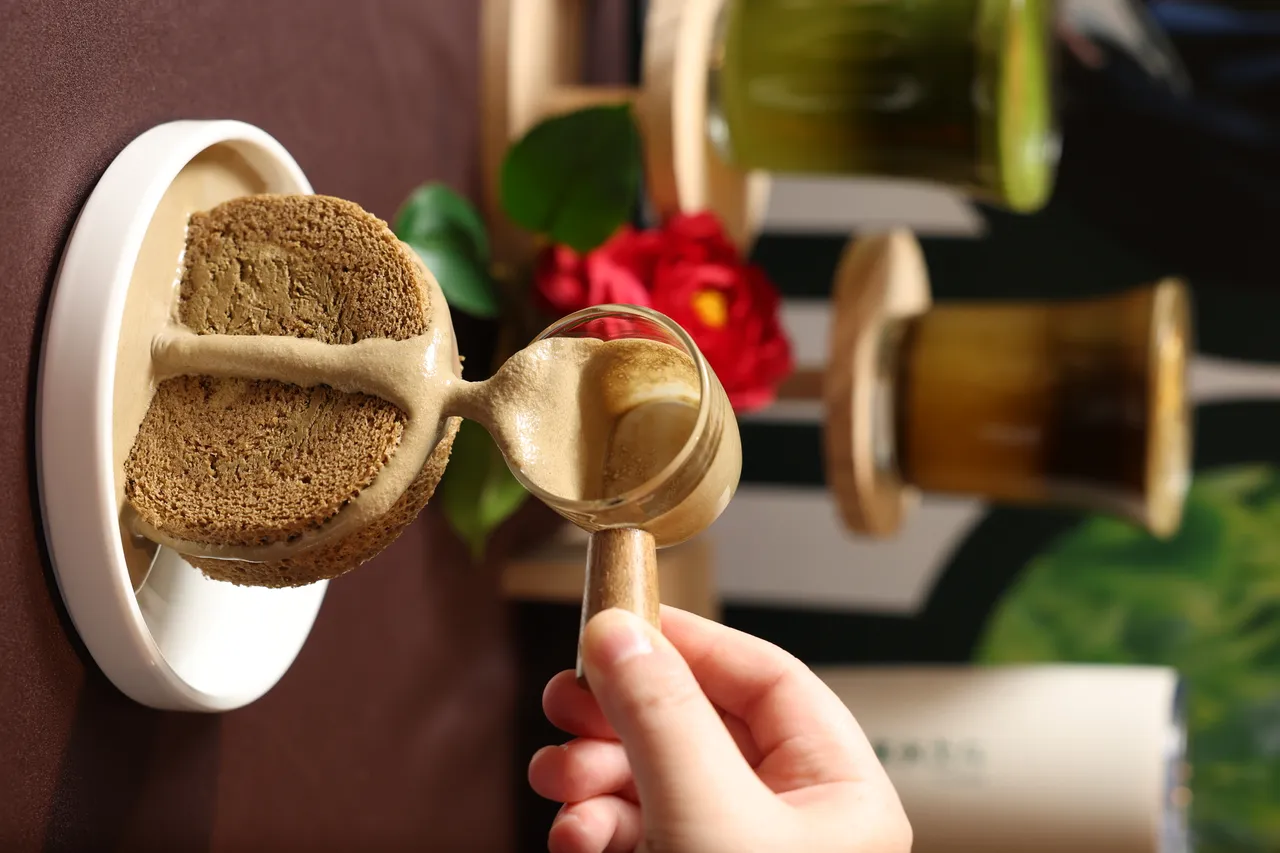 辻利茶舗TSUJIRI首度推出獨門抹茶、焙茶風味淋醬，展現客製化體驗升級，讓濃韻口感由顧客自由定義可隨心加價購。 業者提供