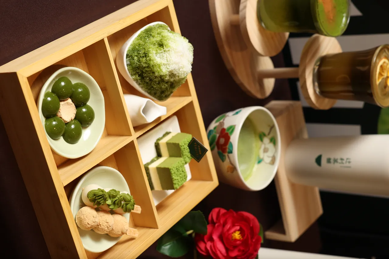「辻利時光套餐」一次集結冰品、蛋糕、白玉串與甜點的四重奏饗宴，並可搭配指定現刷抹茶或日本茶飲任乙款，可以依喜好自由選配。業者提供
