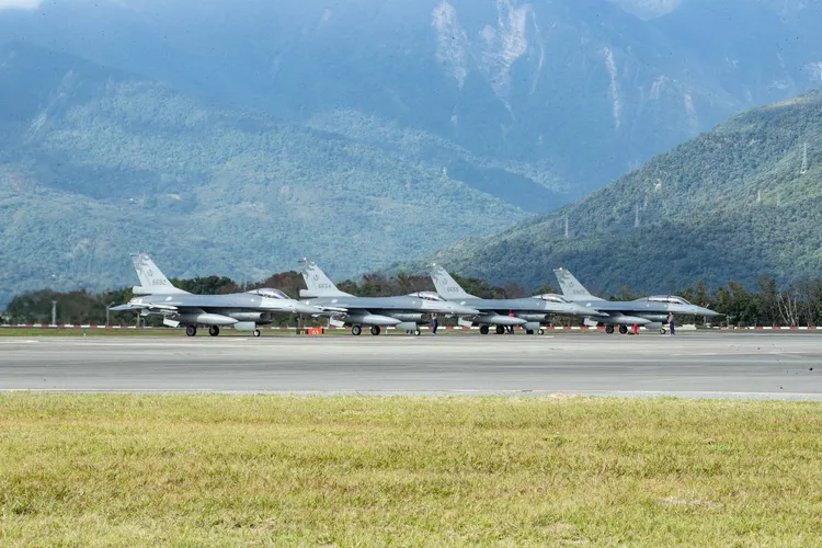 第五聯隊F-16型機於跑道滑行。空軍提供