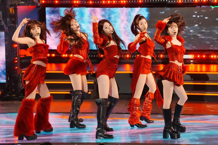 南韓女團LE SSERAFIM登上時報廣場舞台表演。美聯社