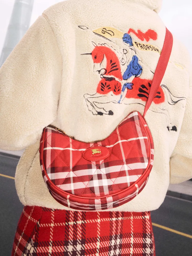 Burberry戰馬騎士標誌以水彩水墨風格重新繪製。品牌提供