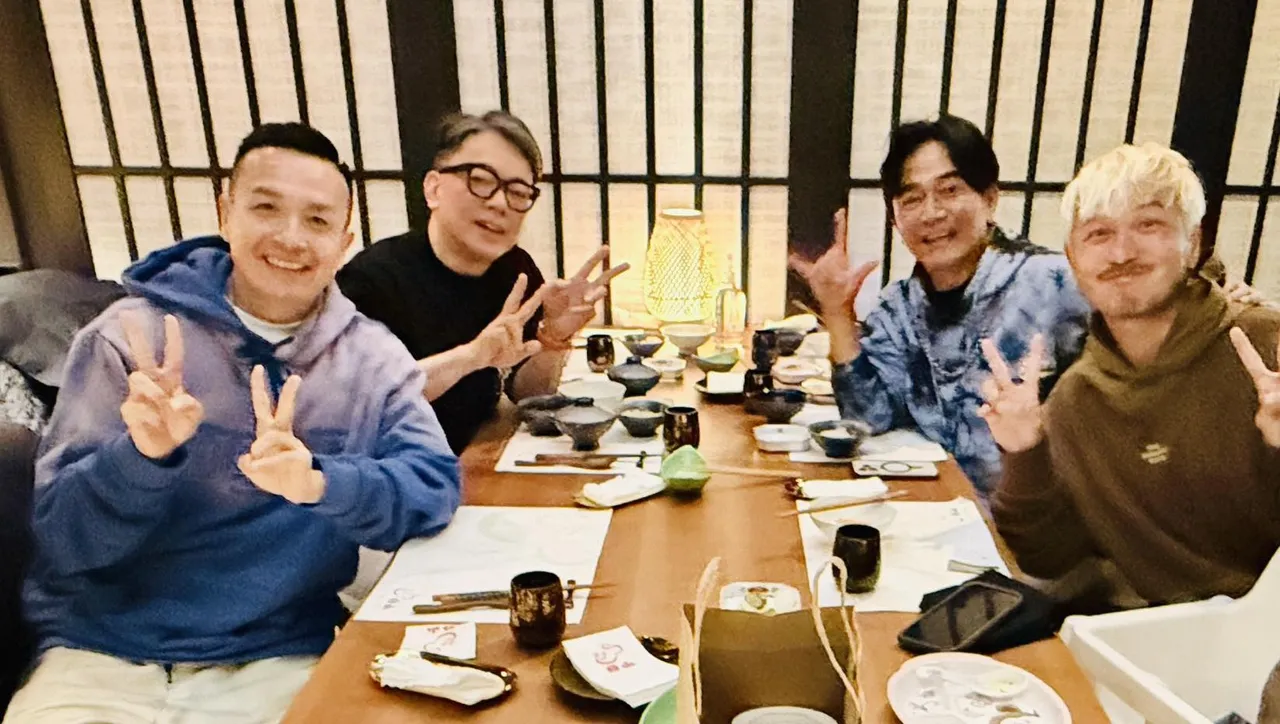 詹惟中（左二）与小钟、KID、吴宗宪边吃边聊。翻摄詹惟中脸书