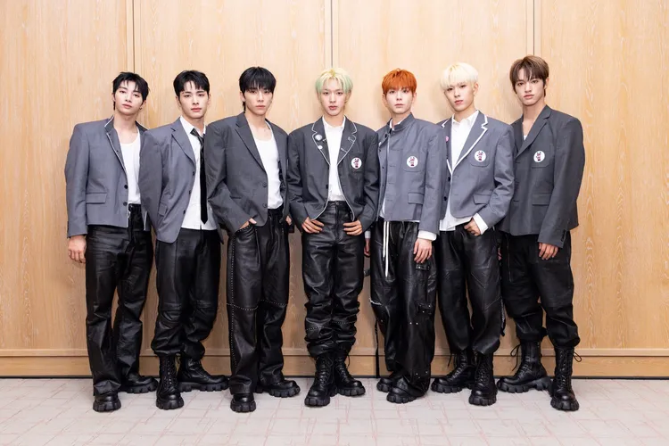 TOMOYA（左四）提到上月來台戴金色假髮。藝尚提供