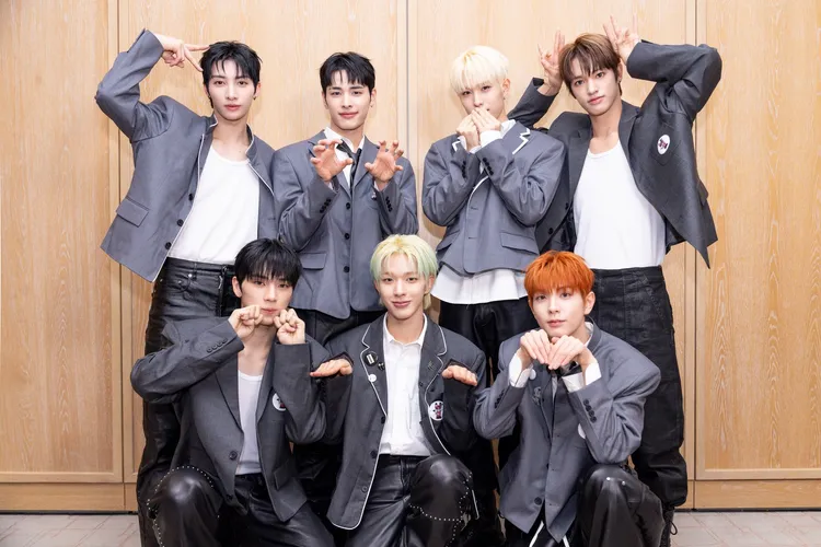 NEXZ由YU（後排左起）、HARU、HYUI、SEITA、蘇建（前排左起）、隊長TOMOYA、YUKI組成。藝尚提供