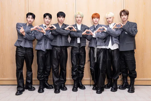 JYP男团NEXZ自费2万戴假发来台！买珍奶上新闻「吓了一跳」