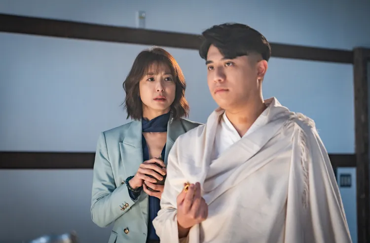 賴雅妍（左）戲外大膽詢問熊仁謙，自己是否有「被跟」，得到令人驚訝的答案。風暴國際提供